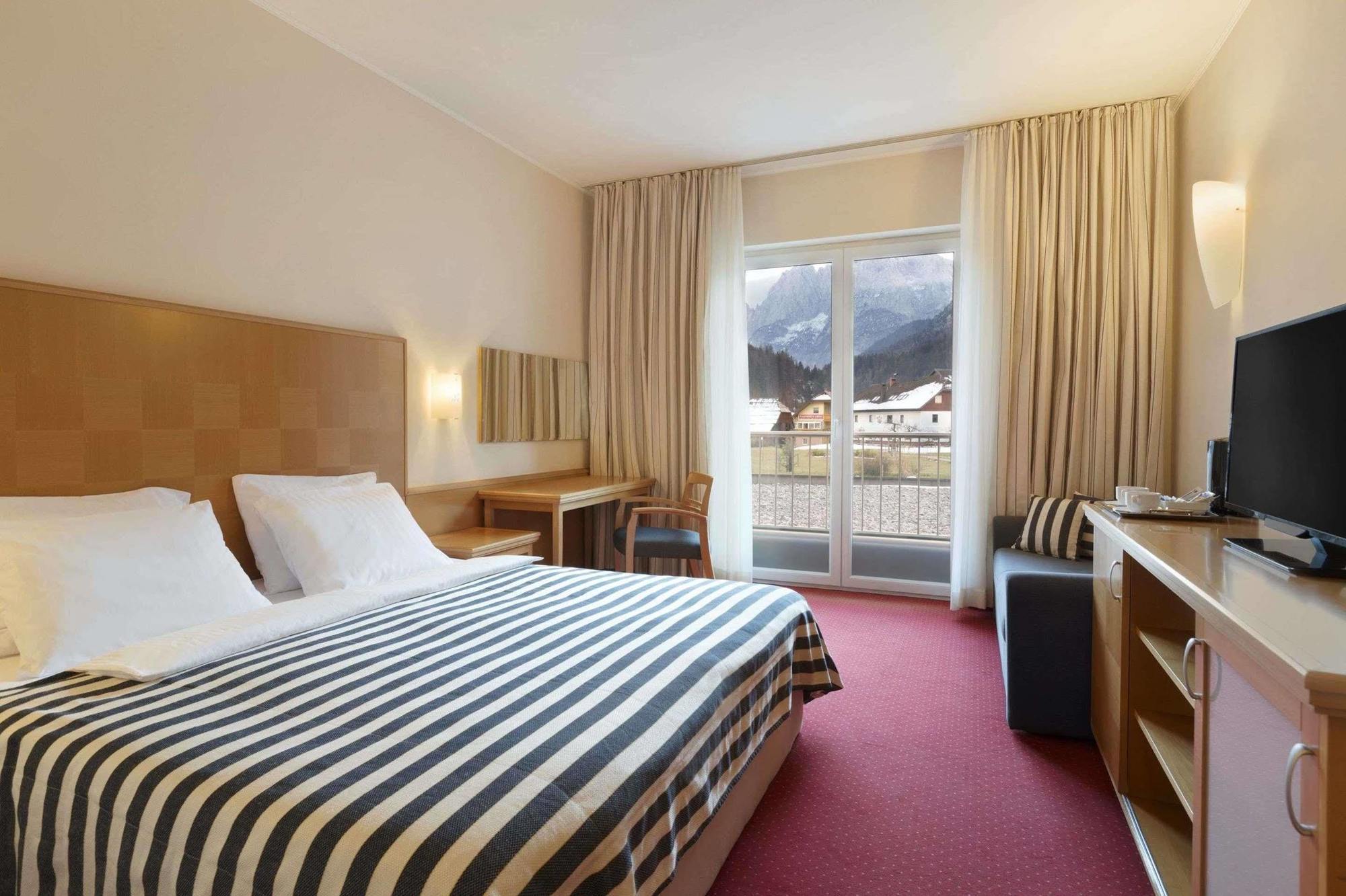 Ramada Hotel & Suites Краньска Гора Экстерьер фото